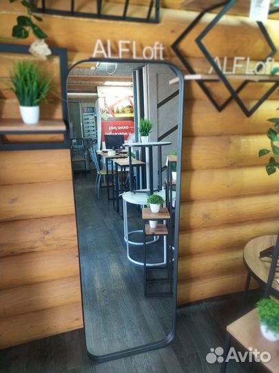 Зеркало в металлической раме