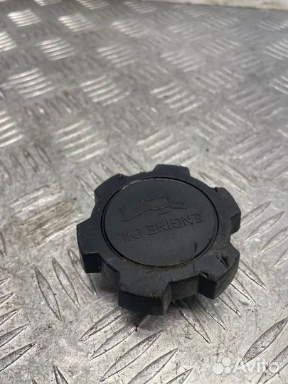 Крышка маслозаливной горловины Toyota Avensis 1