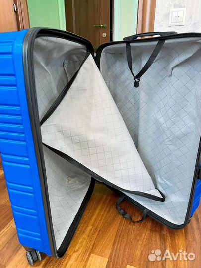 Чемодан на колесах пластиковый бу