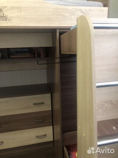 Детская мебель: кровать, стол, комод
