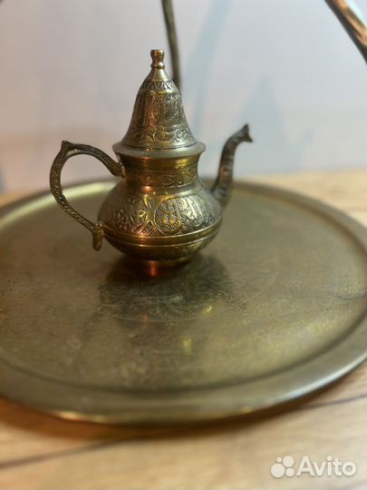 Чайник на подносе