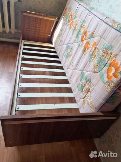 Компьютерный стол. 2 - кровати