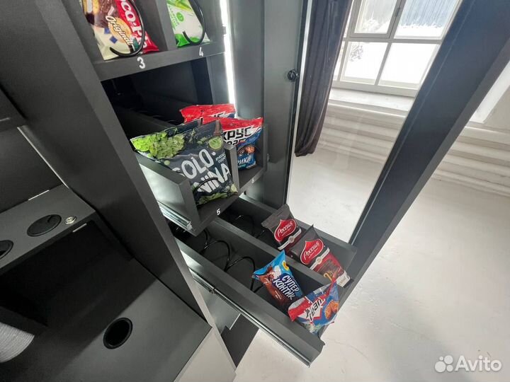 Кофейня самообслуживания со снековым аппаратом