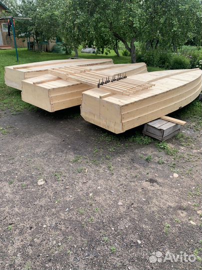 Лодка деревянная