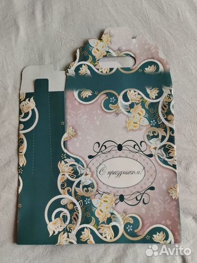 Картонная коробка для подарка