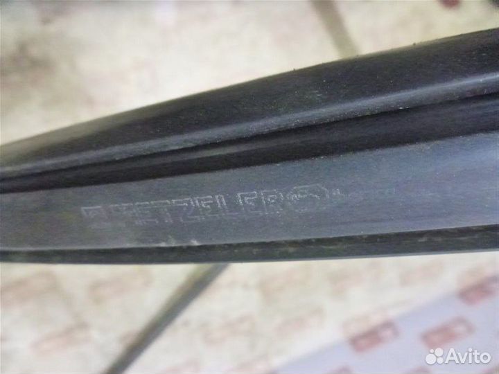Уплотнительная резинка стекла передняя левая