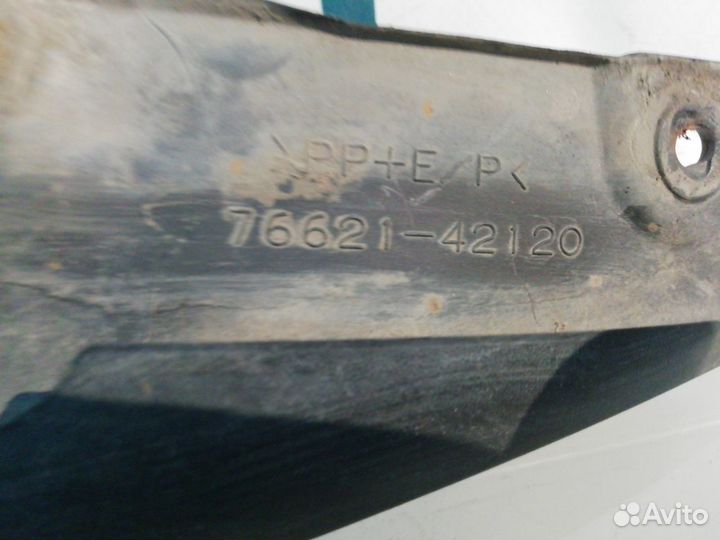 Брызговик передний правый 76621-42120 Toyota Rav4