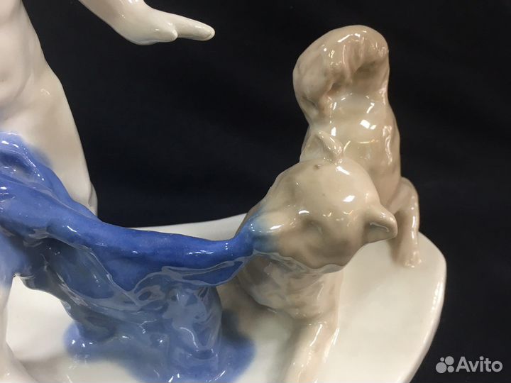 Статуэтка Мальчик с полотенцем и собакой