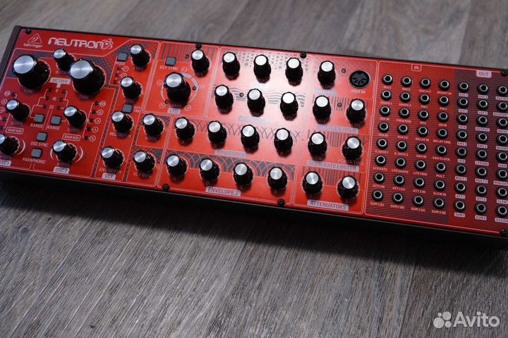 Аналоговый синтезатор Behringer Neutron
