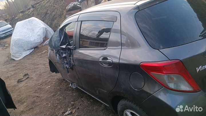 Toyota Vitz 1.0 CVT, 2011, битый, 52 000 км