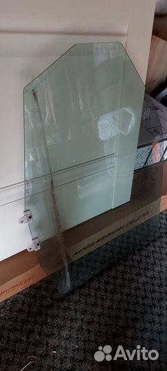 Продам боковое стекло