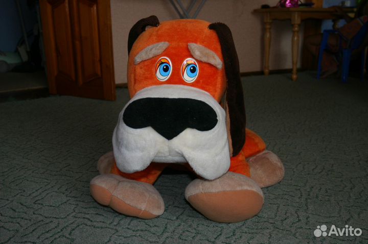 Большой пёс и много мягких игрушек