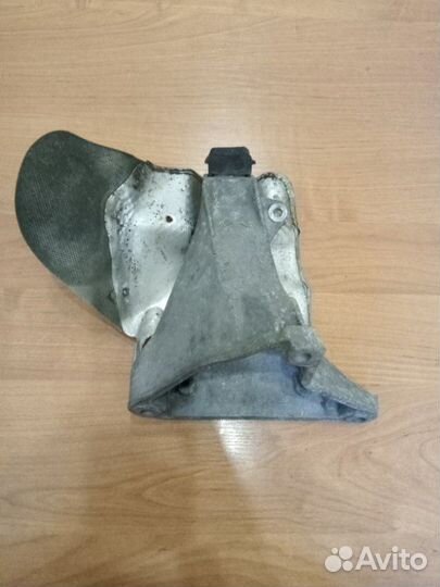 Кронштейн двигателя правый Volkswagen Passat B5+