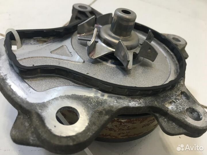 Насос водяной помпа Toyota Avensis T270 ZRT271 200