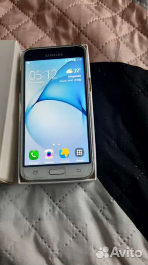 Телефон Samsung galaxy j3