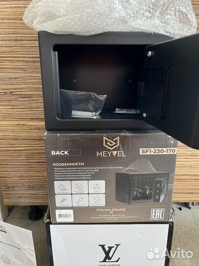 Сейф металлический