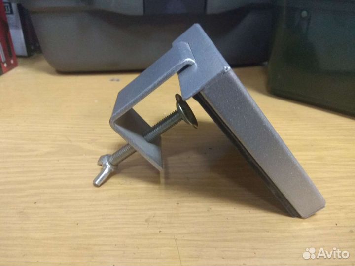 Крепление экрана эхолота на лавку