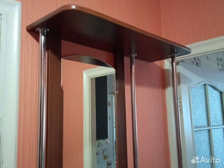 Зеркало с полкой в прихожей