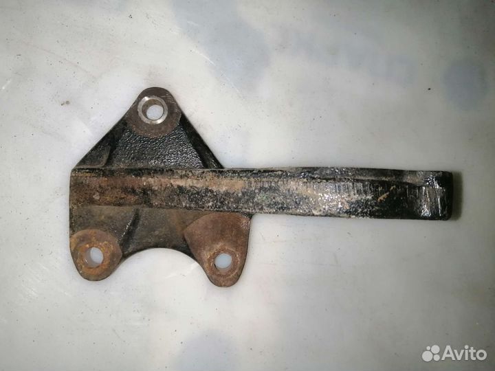 Кронштейн привода правого Nissan Bluebird sr18de