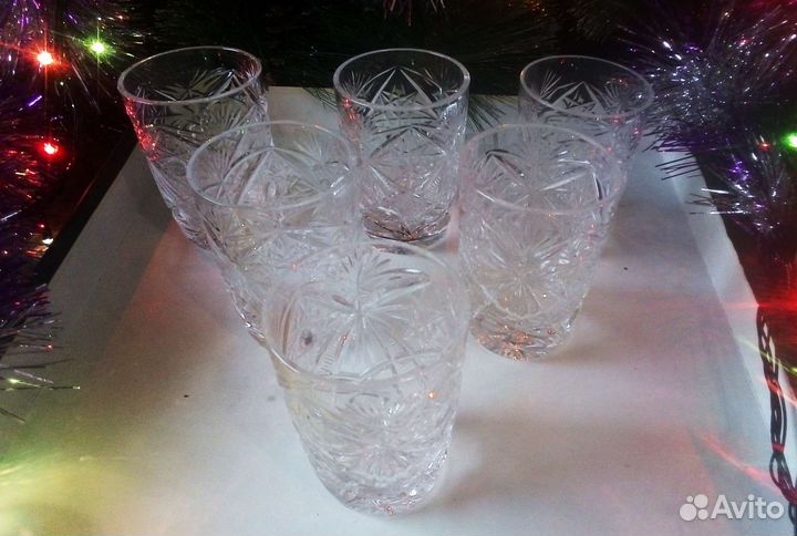 Хрустальные рюмки и салатницы