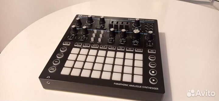 Novation circuit mono station