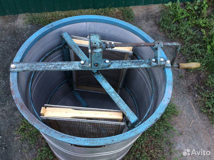 Медогонка 2х рамочная б/у, состояние хорошее