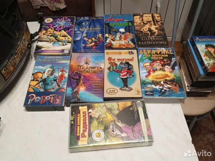 Видеокассеты с фильмами и мультфильмами