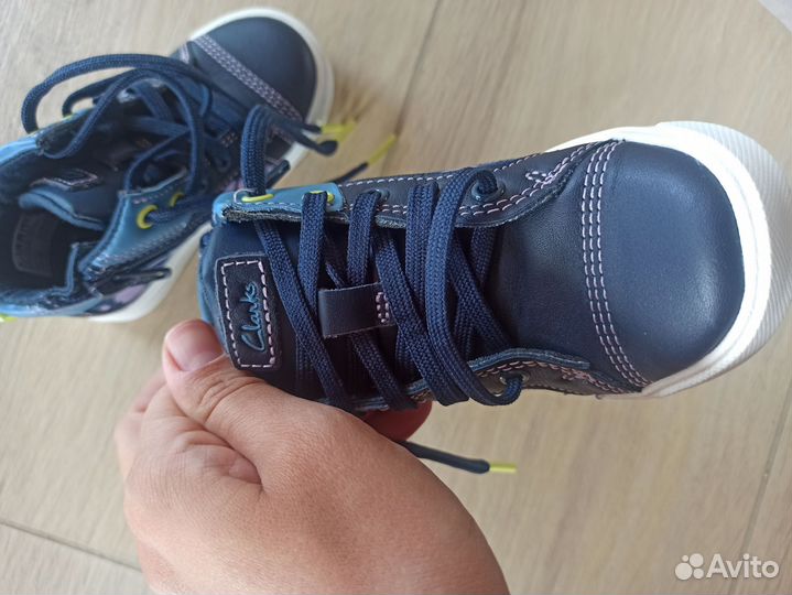 Ботинки детский новые 23