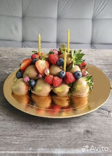 Клубника в шоколаде в виде торта, сладкий подарок