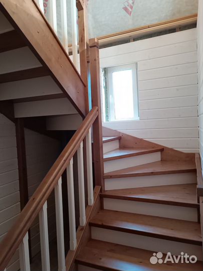 Деревянная лестница в коттедж под ключ