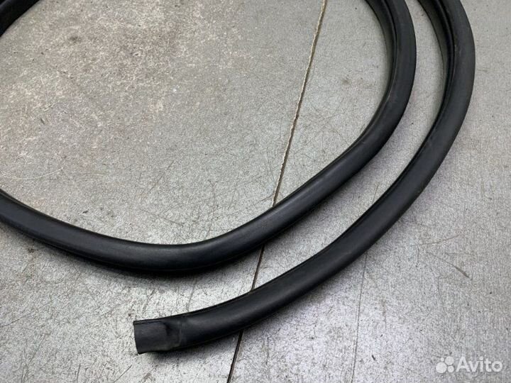 Уплотнитель двери задний правый Hyundai Solaris GI