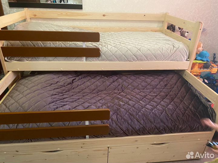 Выкатная кровать с высоким бортиком