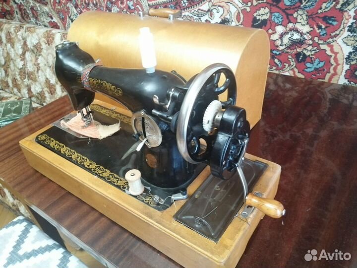 Швейная машина 