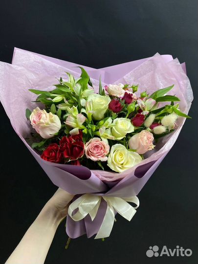 Сборный букет с красным акцентом