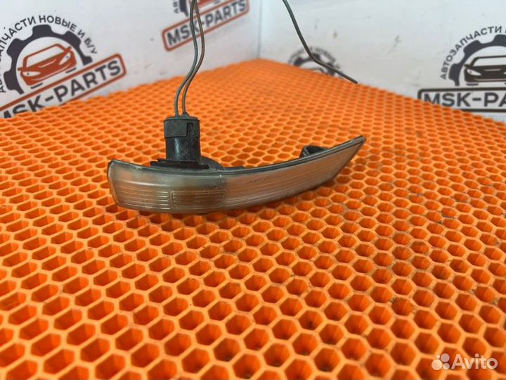 Повторитель поворота в зеркало правый Ford Focus 2