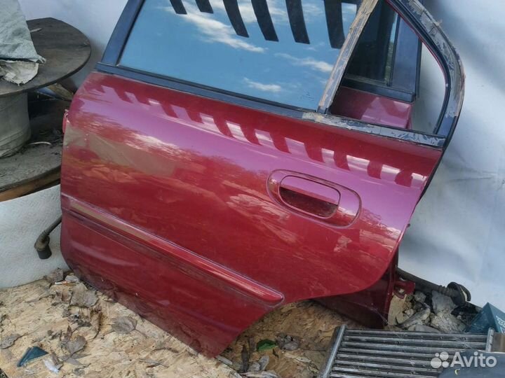 Дверь задняя Mitsubishi Carisma