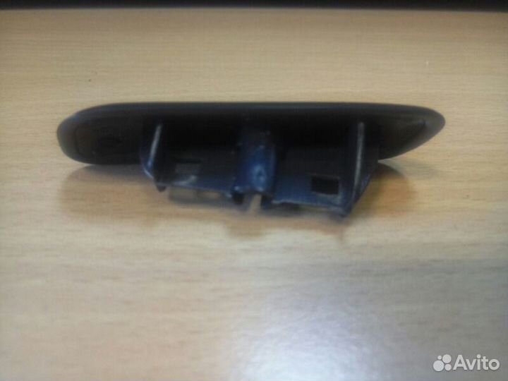 Крышка омывателя фары правая Mitsubishi Pajero 4