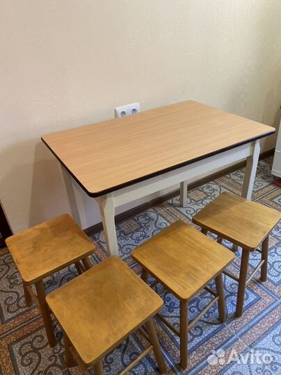 Стол и табуретки