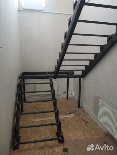 Металлический Каркас Забежной Лестницы на Второй Э