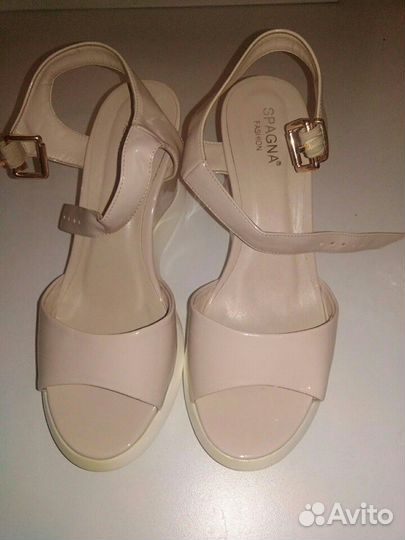 Босоножки на танкетке