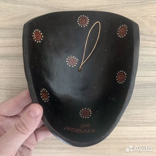 Деревянная маска из Индонезии