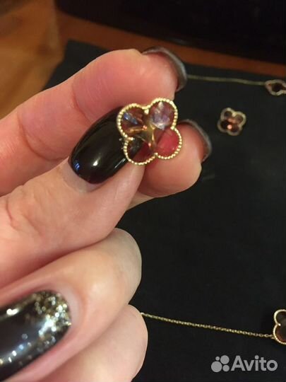 Набор ювелирных украшений из золота и султанита