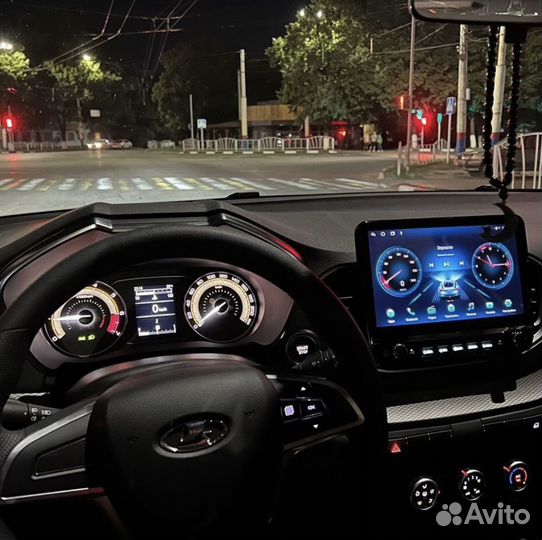 Магнитола Android в стиле Tesla