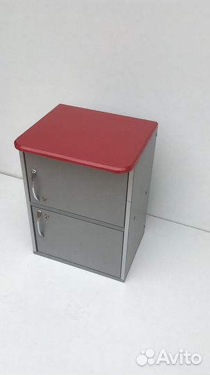 Стол, тумбочки, зеркала