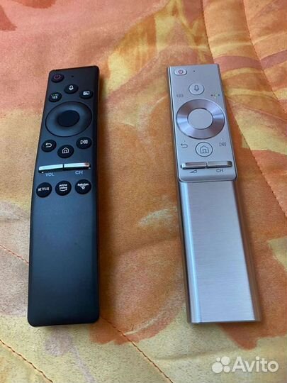 Металлический и черный пульт Samsung
