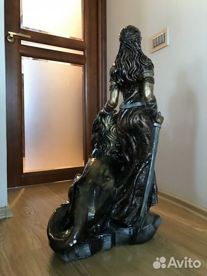 Статуя девушка со львом