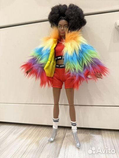 Barbie extra в радужном пальто