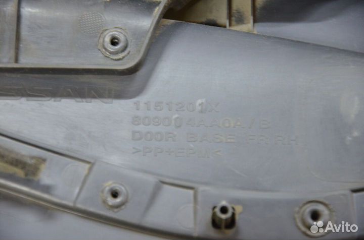 Обшивка передней правой двери Nissan Almera G15