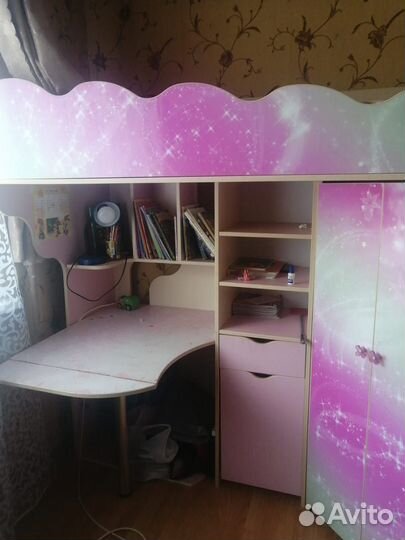 Детская кровать чердак со столом и шкафом