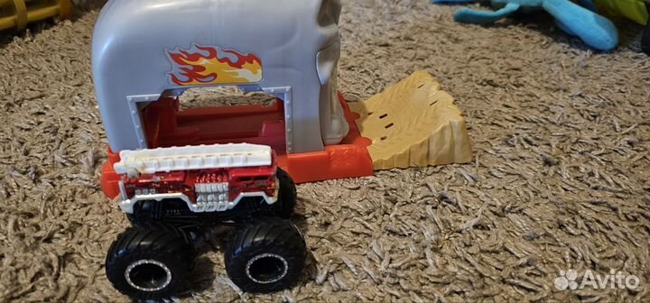 Hot wheels пусковой гараж